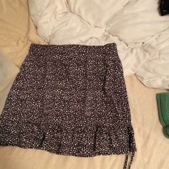Black and white dotted mini skirt with side tie detail - Picture 2 of 2